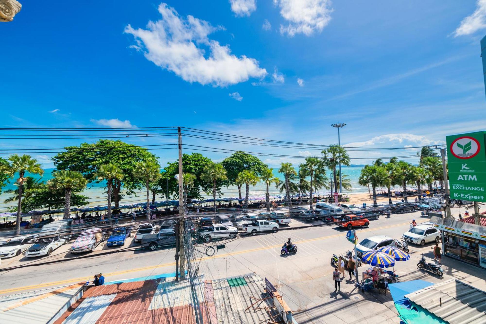 Happy Vikings - Beachfront Jomtien Beach Room photo