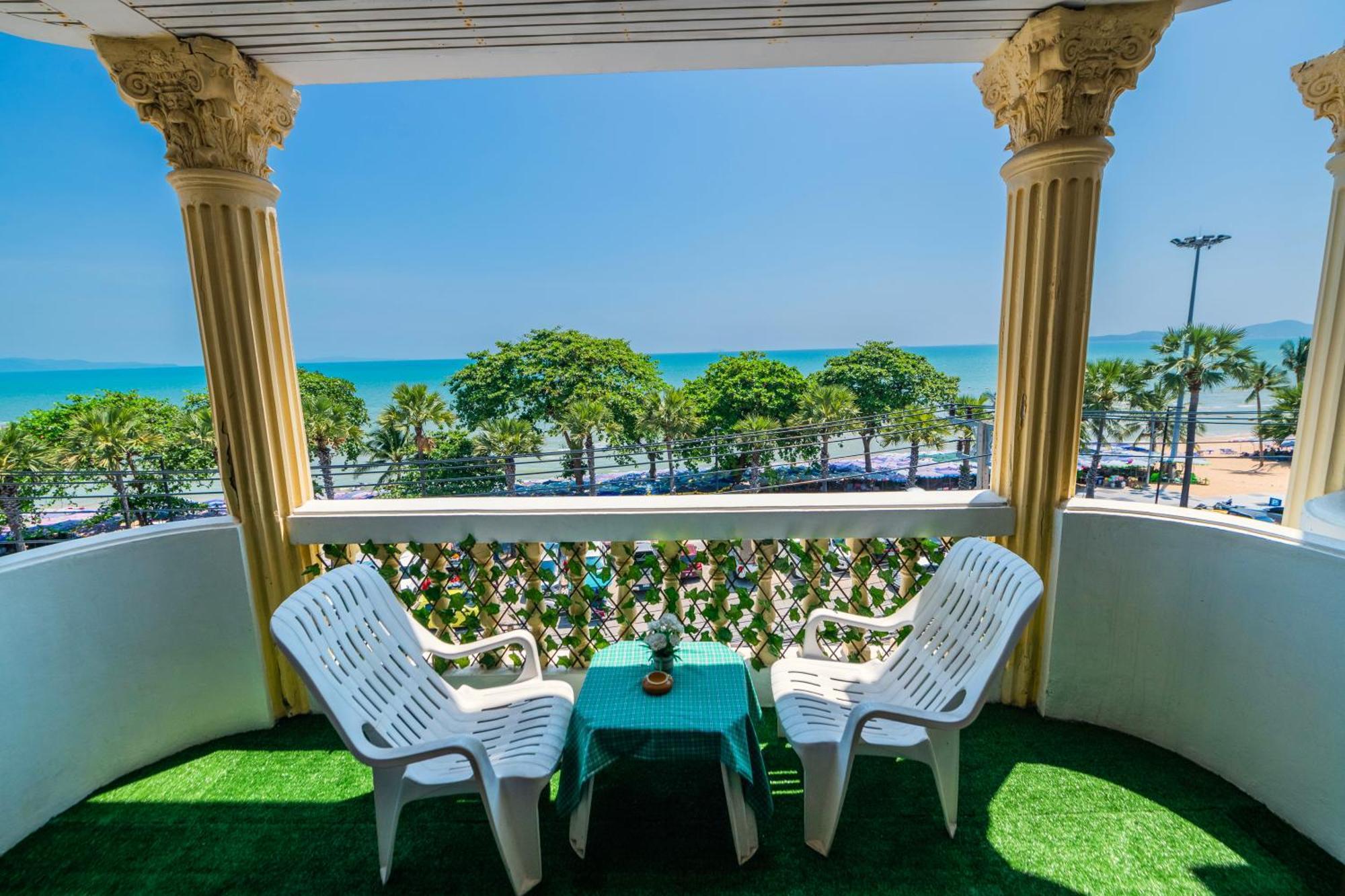 Happy Vikings - Beachfront Jomtien Beach Room photo