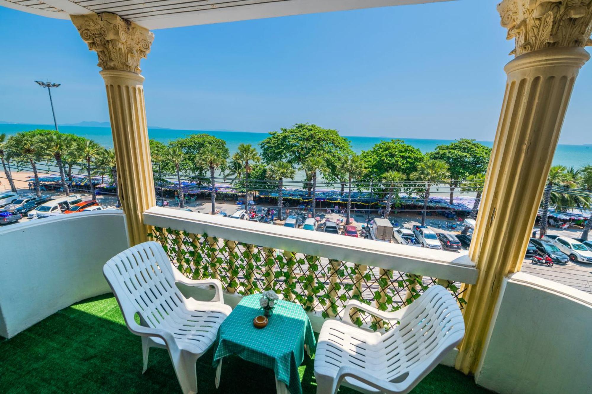 Happy Vikings - Beachfront Jomtien Beach Room photo